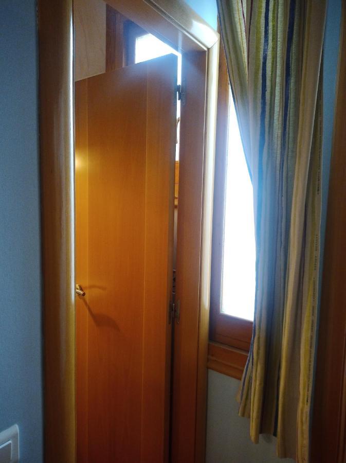 Hotel La Botiga Прадес Стая снимка