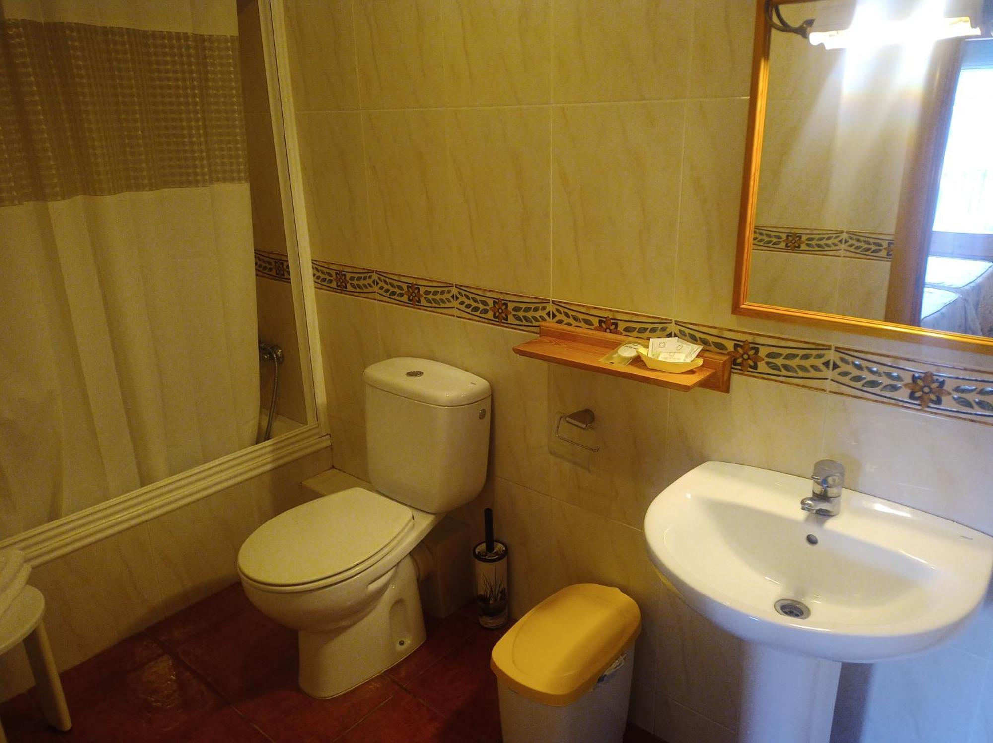 Hotel La Botiga Прадес Стая снимка